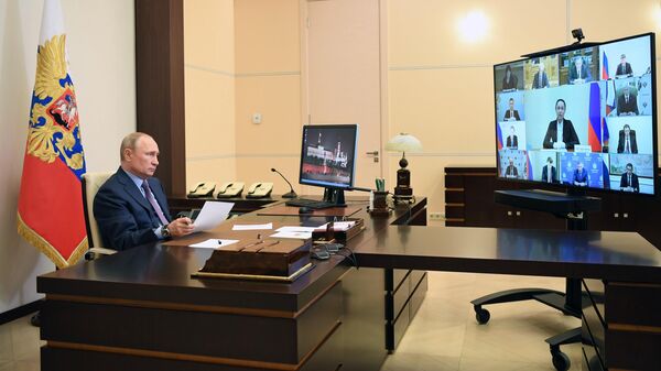Президент РФ Владимир Путин проводит в режиме видеоконференции совещание о ситуации в лёгкой промышленности
