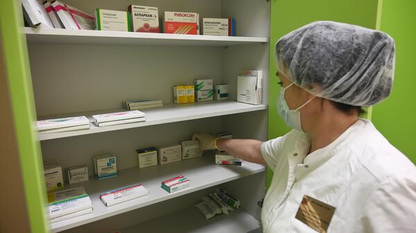 Медицинская сестра раскладывает лекарства в отделении медицинского центра Министерства обороны РФ для пациентов с COVID-19