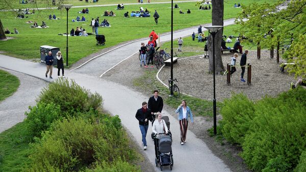 Жители Стокгольма в парке Раламбшов. Май 2020