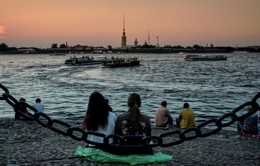 Туристы нв берегу реки Невы в историческом центре Санкт-Петербурга