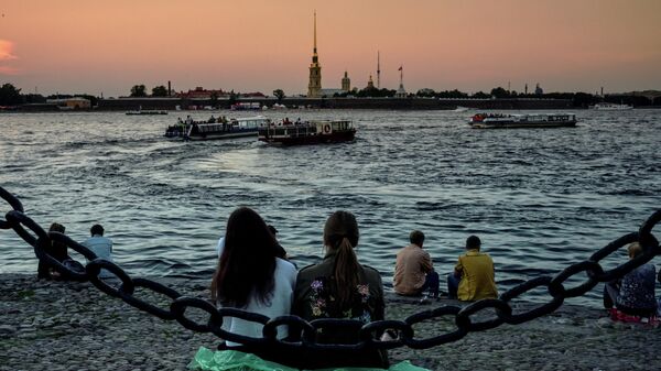Туристы нв берегу реки Невы в историческом центре Санкт-Петербурга