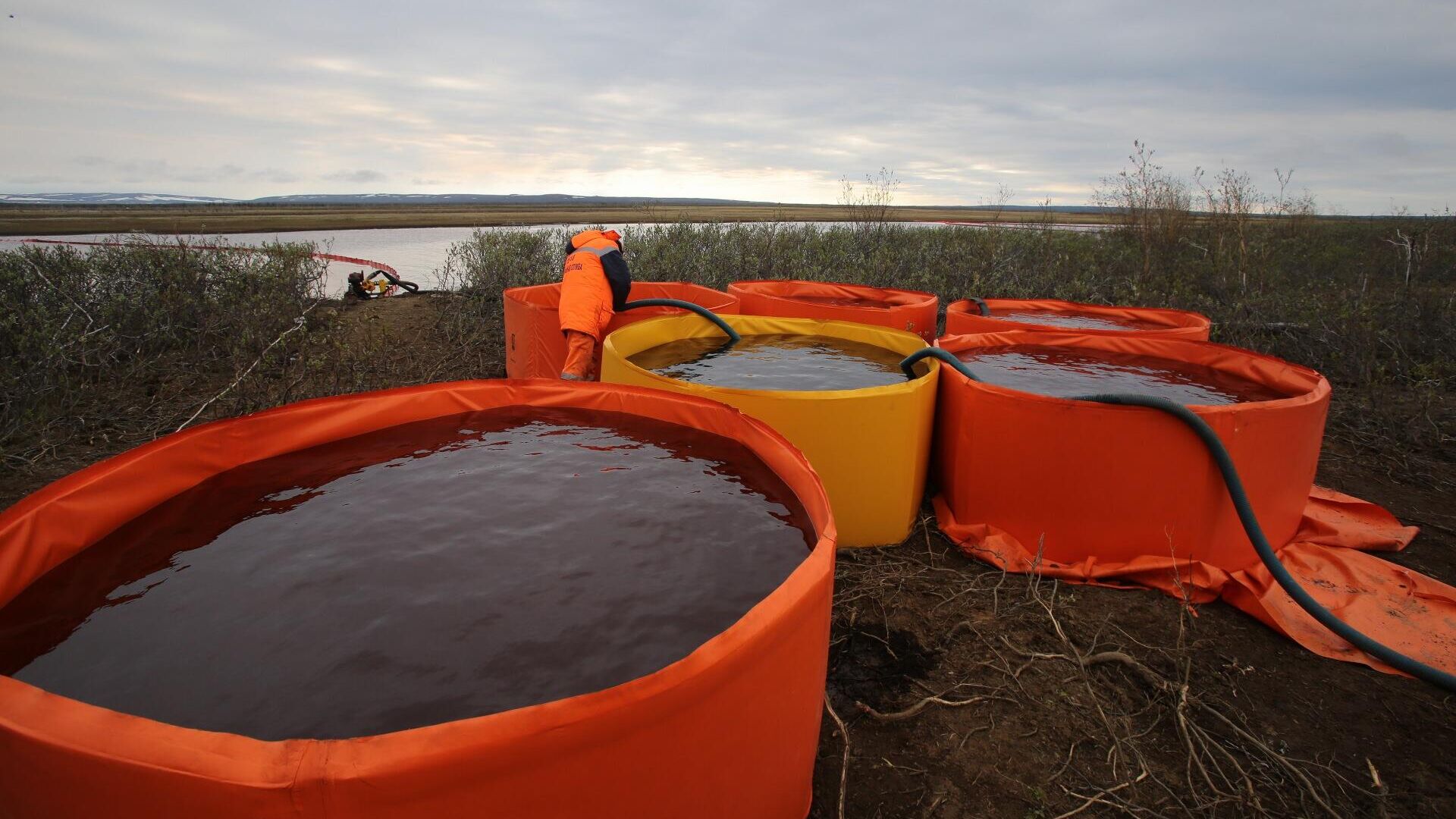 Сотрудники Морской спасательной службы проводят работы по ликвидации нефтяного пятна в устье реки Амбарная - РИА Новости, 1920, 04.06.2020