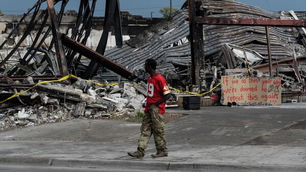 Разрушенный в ходе беспорядков магазин автозапчастей в Миннеаполисе