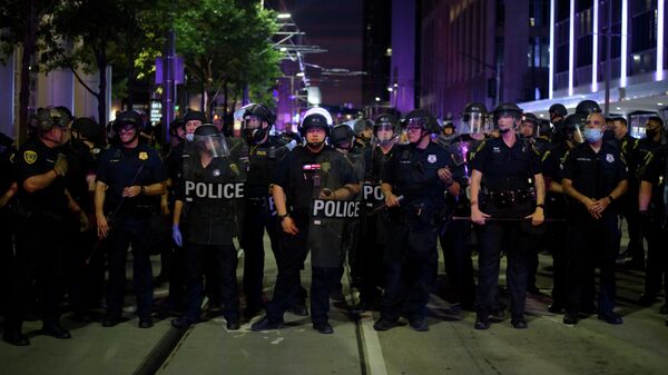 Сотрудники полиции во время акции протеста в городе Хьюстон штата Техас