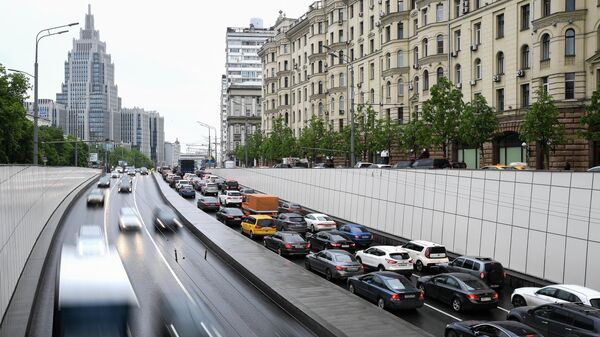 Движение автомобилей на Садовом кольце в Москве