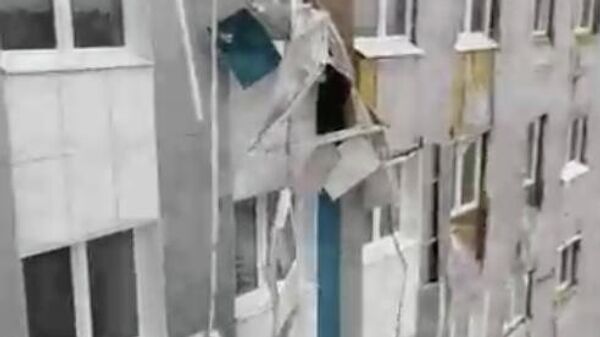 Скриншот видео очевидца  из КБР, где сильный ветер повредил фасад госпиталя 