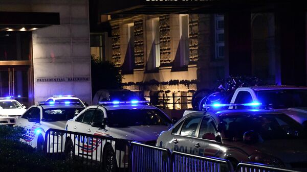 Машины полиции у здания Trump International Hotel в Вашингтоне во время акции протеста против полицейского насилия