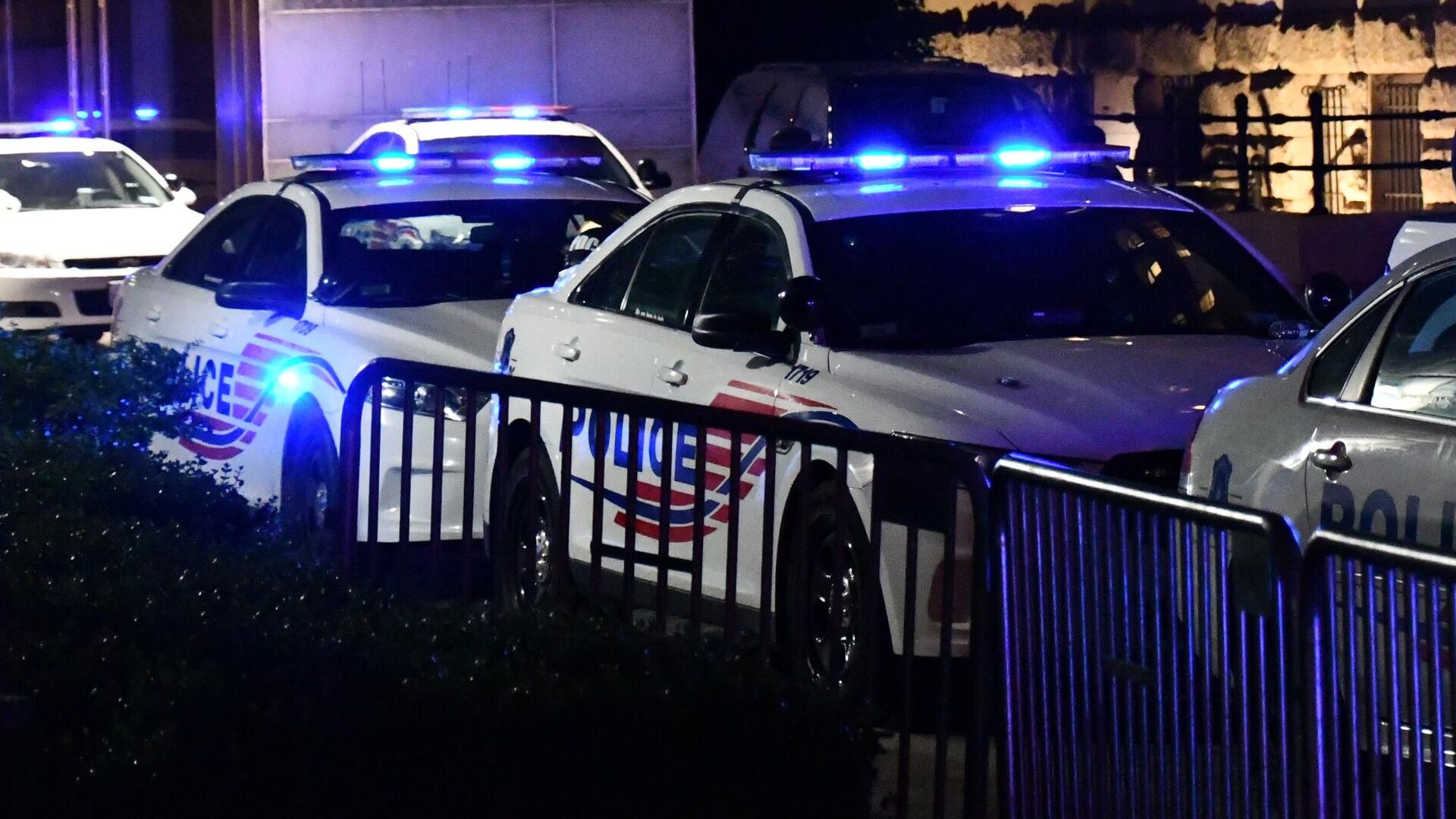 Машины полиции у здания Trump International Hotel в Вашингтоне во время акции протеста против полицейского насилия - РИА Новости, 1920, 27.12.2020