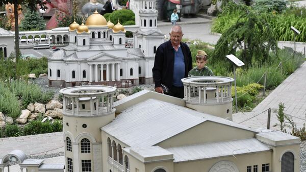 Посетители в Бахчисарайском парке Крым в миниатюре на ладони