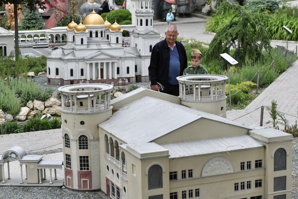 Посетители в Бахчисарайском парке Крым в миниатюре на ладони