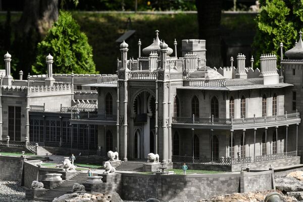 Макет Воронцовского дворца в Бахчисарайском парке Крым в миниатюре на ладони