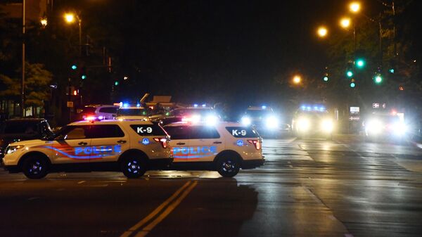 Машины полиции перегородили улицу в Вашингтоне во время протестов против полицейского насилия