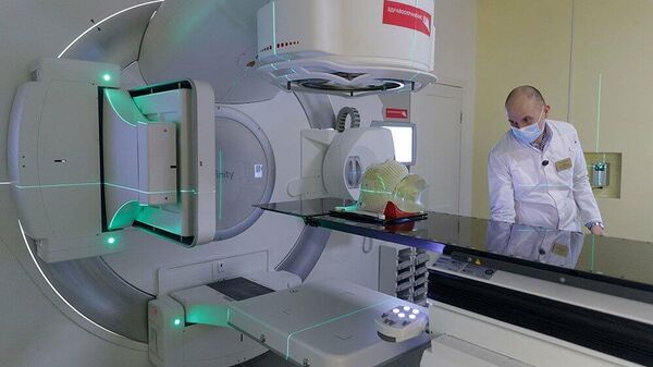 Главный радиолог Тульской области Михаил Бобков показывает медицинское оборудование для лучевой терапии, закупленное для онкодиспансера
