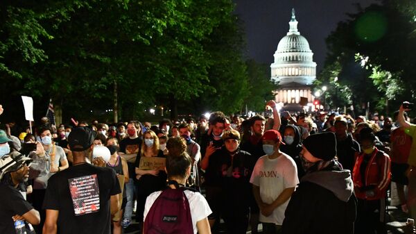 Участники акции протеста против полицейского насилия в Вашингтоне