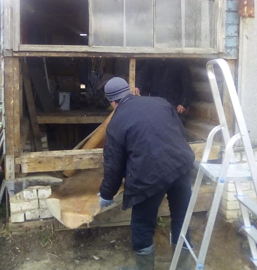 Строители делают ремонт дома 