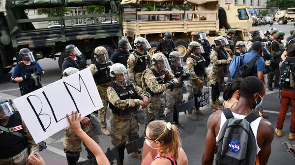 Протестующие и военная полиция на улице Вашингтона