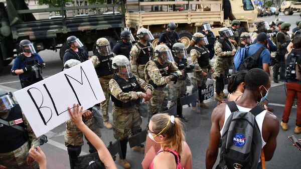 Протестующие и военная полиция на улице Вашингтона