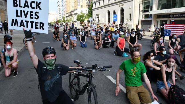 Участники акции протеста против полицейского насилия в Вашингтоне