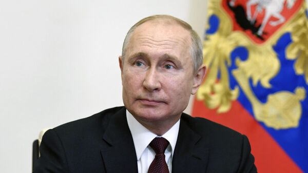 Президент России Владимир Путин проводит оперативное совещание с постоянными членами Совбеза в режиме видеоконференции