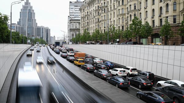Движение автомобилей на Садовом кольце в Москве