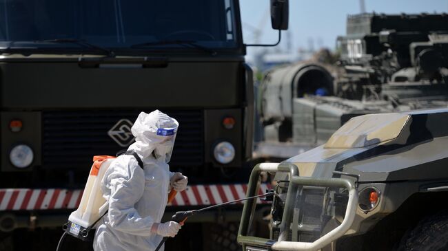 Дезинфекция военной техники, участвующей в параде Победы, в воинской части в Екатеринбурге