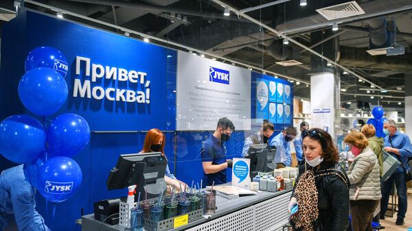Покупатели на кассе магазина датского мебельного ритейлера Jysk в торговом центре Тройка в Москве