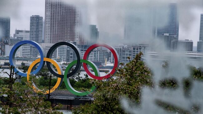 A general view shows the Olympic Rings at Odaiba waterfront in Tokyo on April 20, 2020. - A Japanese expert who has criticised the country's response to the coronavirus warned on April 20 that he is pessimistic that the postponed Olympics can be held even in 2021. (Photo by Philip FONG / AFP)