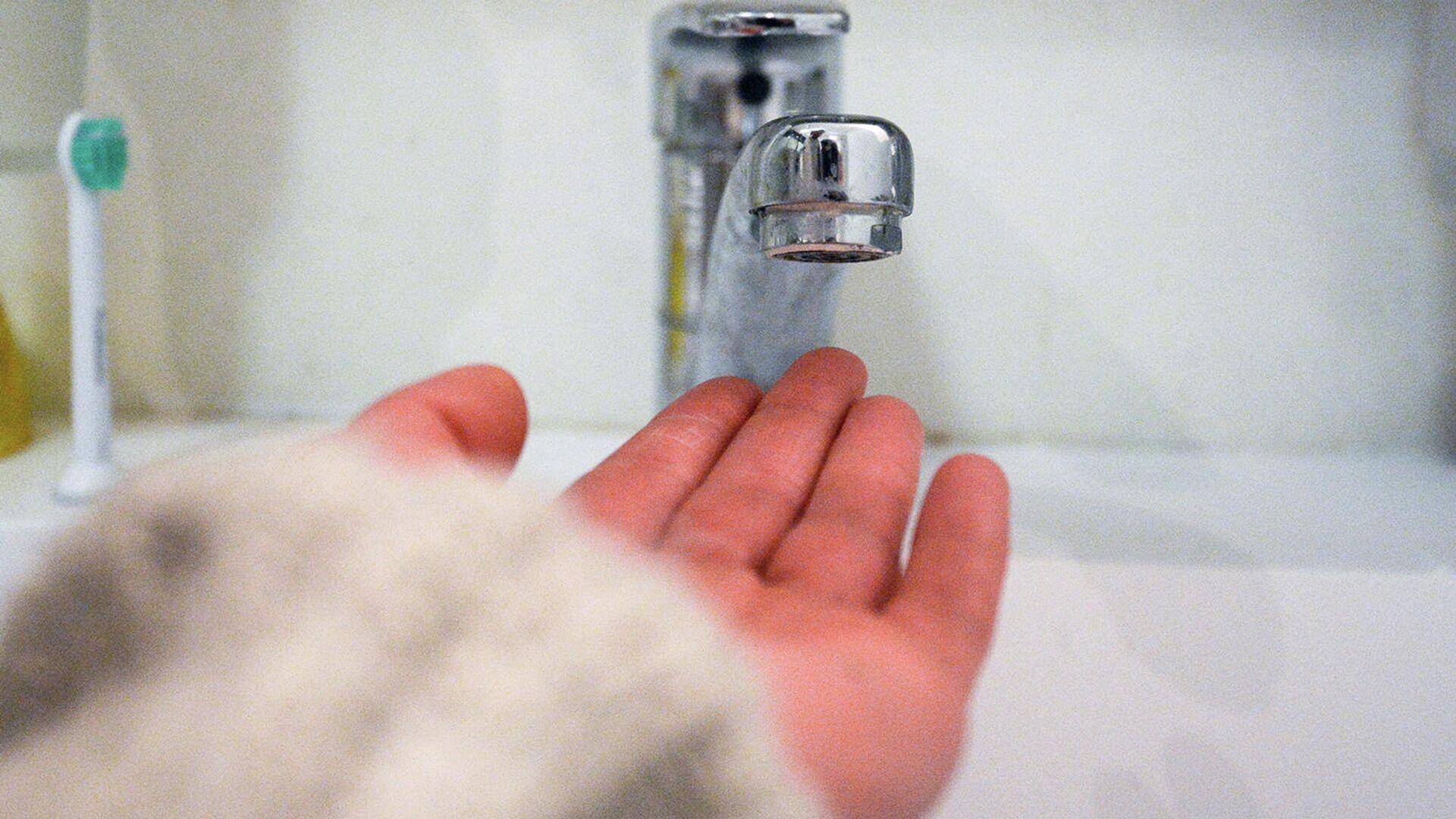 Кран в ванной комнате во время сезонного отключения горячей воды - РИА Новости, 1920, 11.05.2022