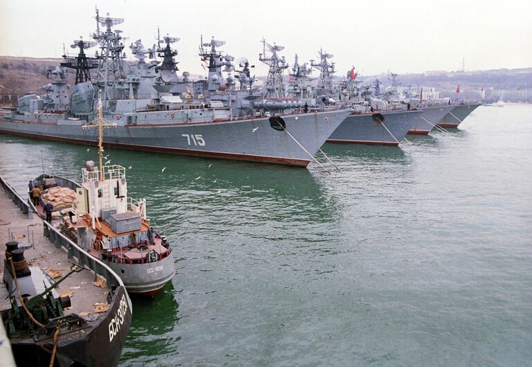 Военно-морские корабли Черноморского флота в бухте Севастополя Военно-морские корабли Черноморского флота в бухте Севастополя