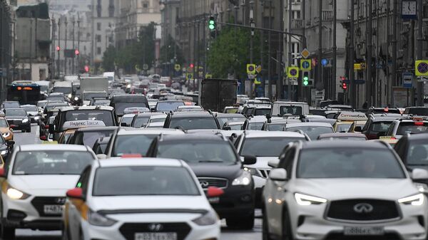 Движение автомобилей на Тверской улице в Москве