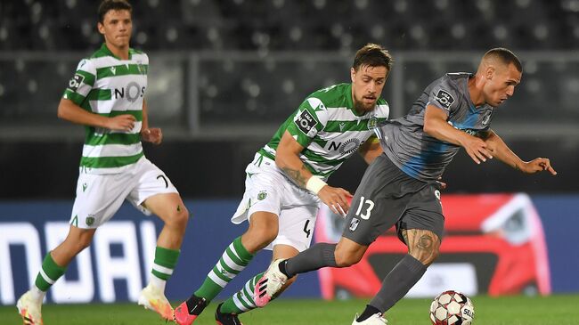 ---PORTUGAL OUT---
Vitoria Guimaraes' Brazilian forward Leo Bonatini (R) vies with Sporting Lisbon's Uruguayan defender Sebastian Coates during the Portuguese league football match between Vitoria Guimaraes SC and Sporting CP at the Dom Afonso Henriques stadium in Guimaraes on June 4, 2020. (Photo by HUGO DELGADO / POOL / AFP) / Portugal OUT