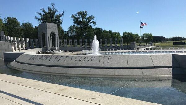 Оскверненный Мемориал Второй мировой войны в Вашингтоне