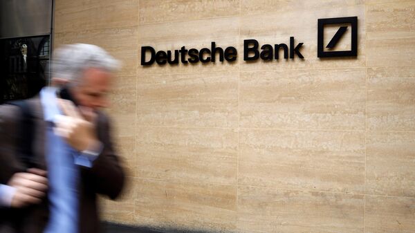 Прохожий у офиса Deutsche Bank