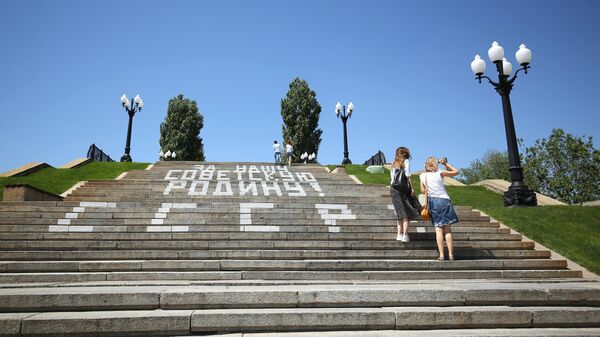 Посетители на территории мемориального комплекса Героям Сталинградской битвы на Мамаевом кургане в Волгограде