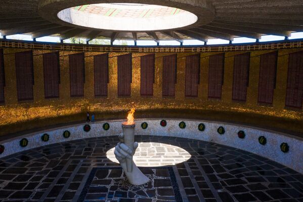 Вечный огонь в Зале воинской славы на территории мемориального комплекса Героям Сталинградской битвы на Мамаевом кургане в Волгограде