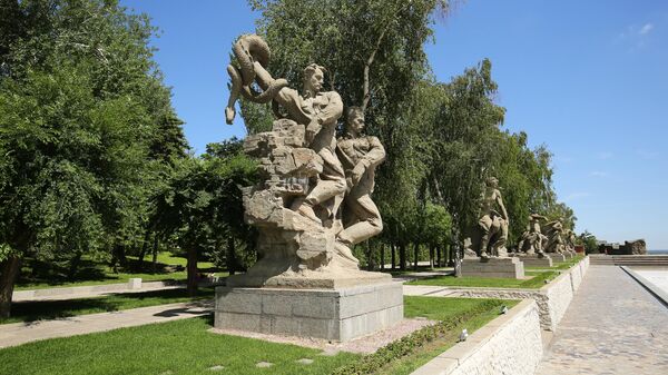 Скульптуры на площади Героев на территории мемориального комплекса Героям Сталинградской битвы на Мамаевом кургане в Волгограде