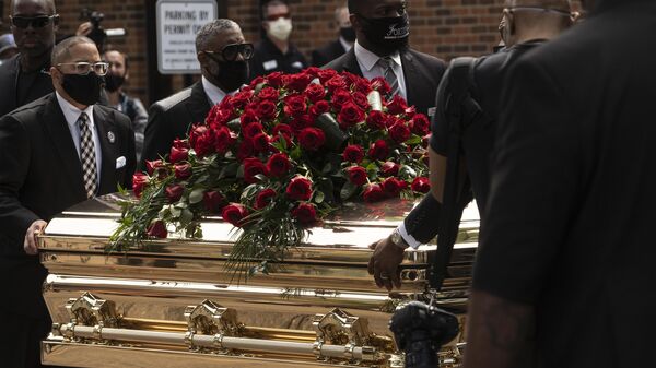 Прощание с погибшим при задержании афроамериканцем Дж. Флойдом в США