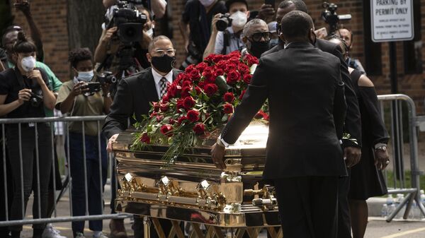 Прощание с погибшим при задержании афроамериканцем Джорджем Флойдом в Северном центральном университете в Миннеаполисе