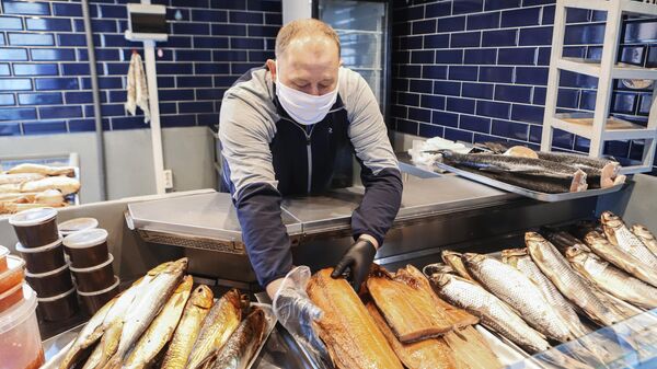 Продавец рыбы на Верхнем рынке в Пятигорске