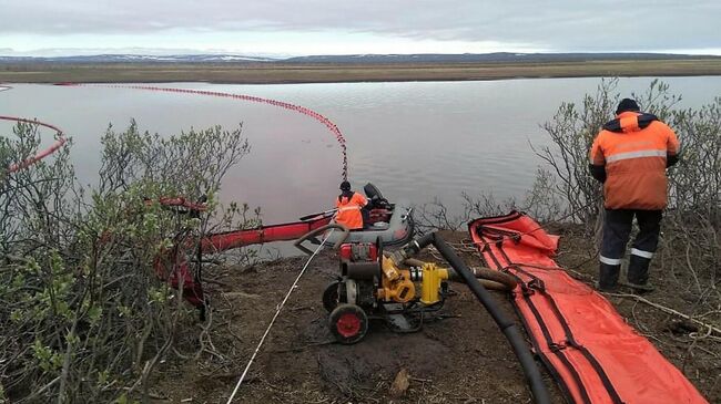 Специалисты Морспасслужбы во время ликвидации последствий аварии на ТЭЦ-3 Норильска