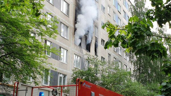 Работа пожарно-спасательных подразделений по ликвидации возгорания в жилом доме на улице Дорожная в ЮАО