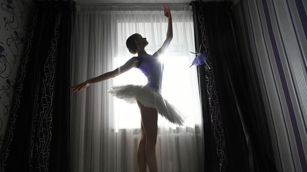 Выпускница Красноярского хореографического колледжа Анастасия Шевцова во время подготовки к выпускному экзамену