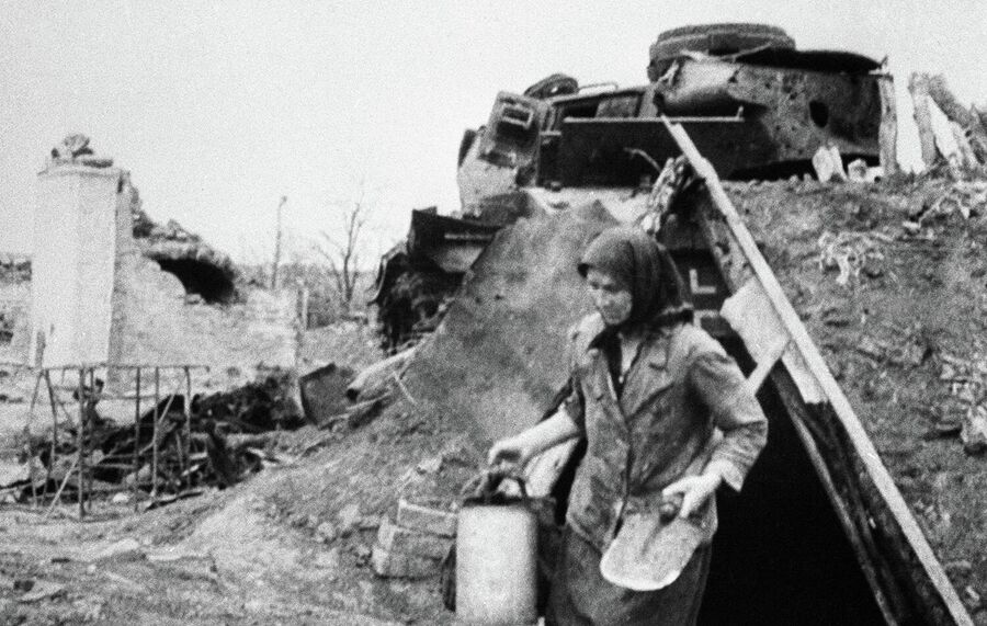 Жительница Сталинграда на улице города в годы Великой Отечественной войны