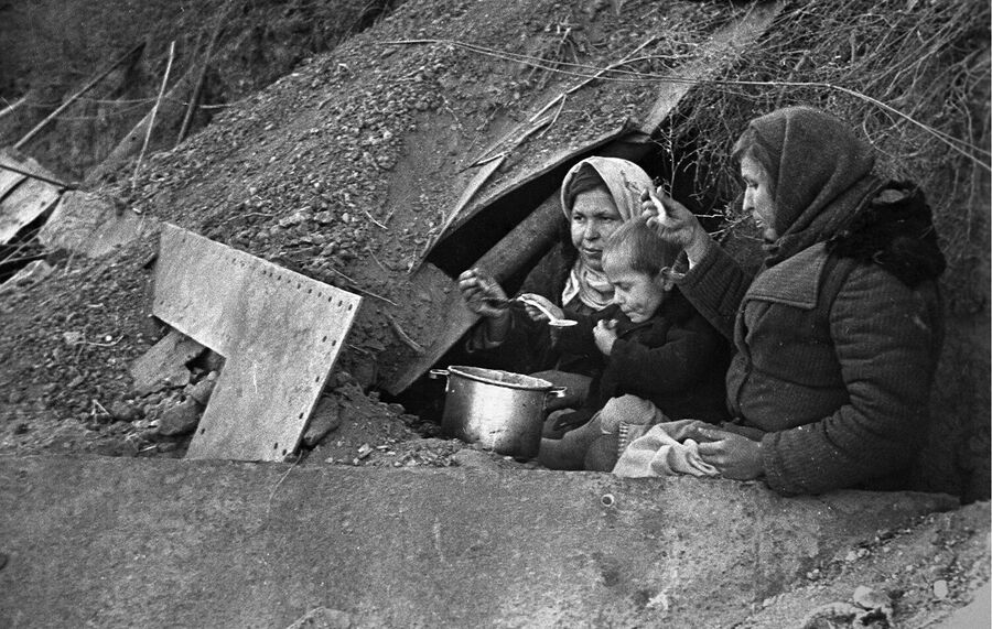 Великая Отечественная война 1941-1945 годов. Сталинград, весна 1943 года. Оставшиеся без крова жители города у входа в землянку, приспособленную под жилье