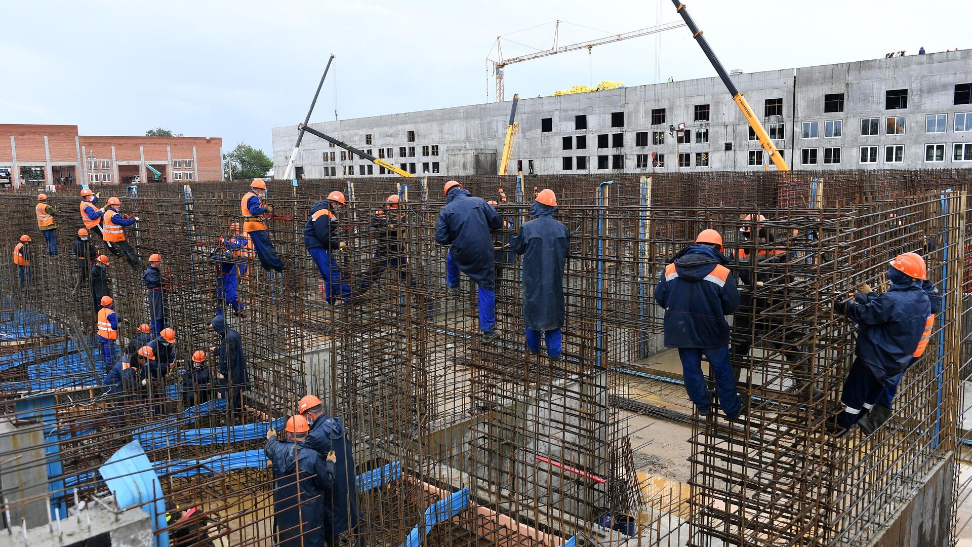 Строители во время работ по модернизации Люберецких очистных сооружений - РИА Новости, 1920, 04.02.2021