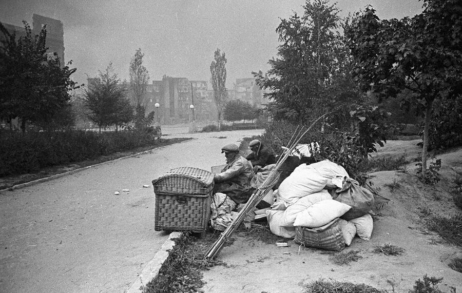 Жители Сталинграда, оставшиеся без крова
