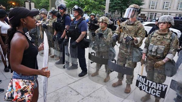 Военная полиция США и участники акции протеста против полицейского насилия у Белого дома в Вашингтоне