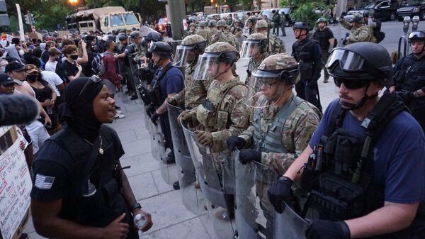 Военная полиция США и участники акции протеста против полицейского насилия в США