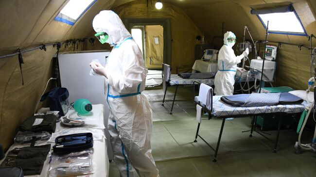 Медики в полевом госпитале, развернутом для больных COVID-19 в Чите