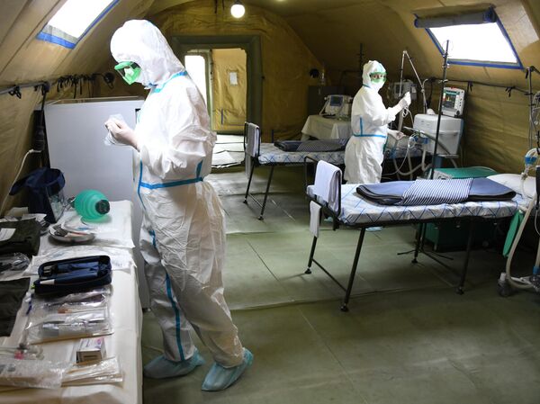 Медики в полевом госпитале, развернутом для больных COVID-19 в Чите